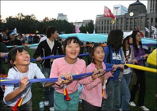 행사 마지막 순서인 대동놀이에 참가한 어린이들이 즐거워하고 있다. 